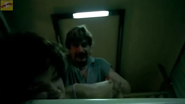 Gangbangers cachondos se follan a una video de pornografía en español chica hippie