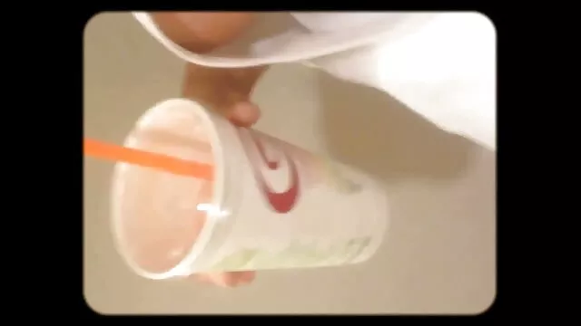 La pequeña MILF Leeanna Heart está videos taboo en castellano dando mamada en la cocina